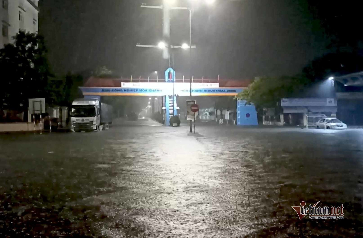 Mua xoi xa, duong pho Da Nang ngap sau, hang loat oto chet may trong dem-Hinh-14