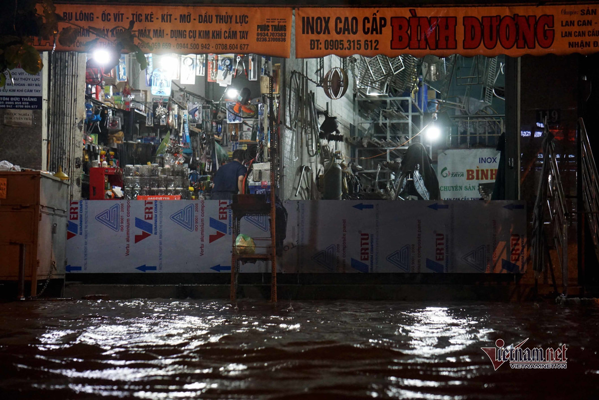 Mua xoi xa, duong pho Da Nang ngap sau, hang loat oto chet may trong dem-Hinh-3