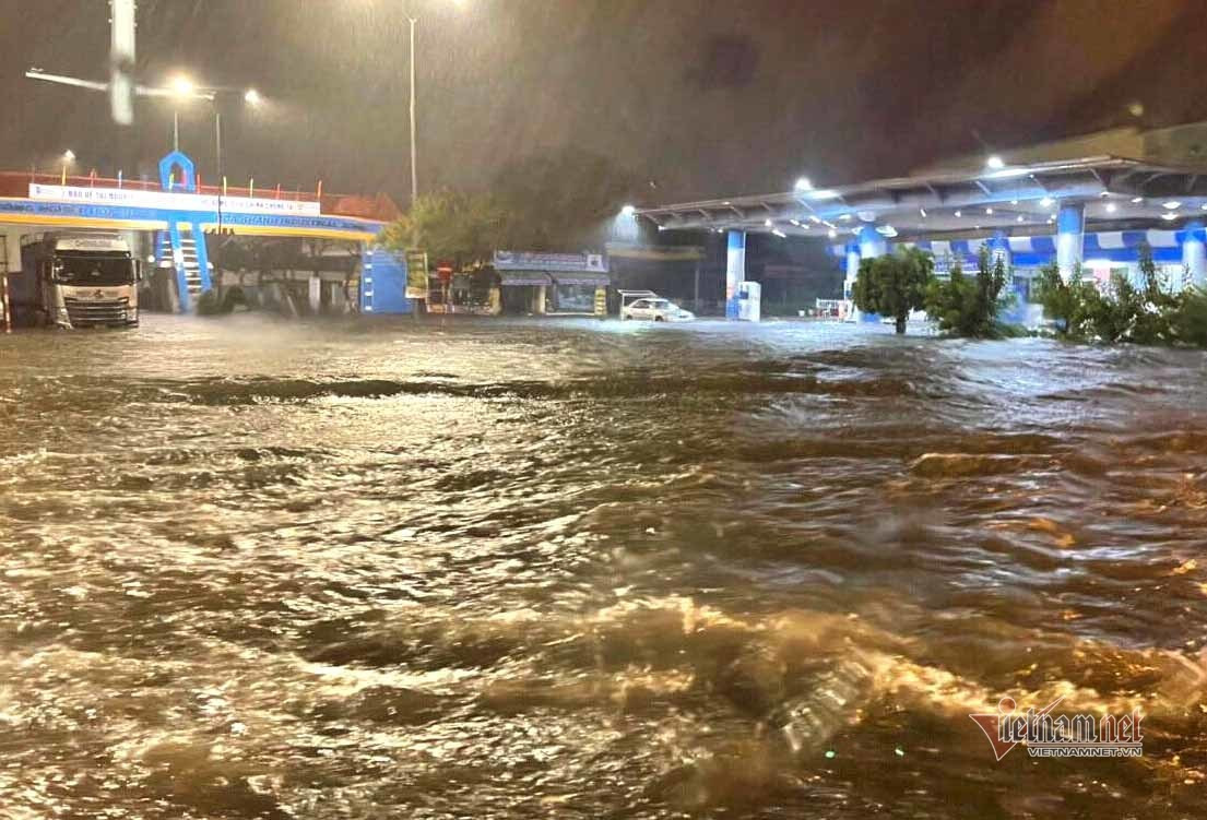 Mua xoi xa, duong pho Da Nang ngap sau, hang loat oto chet may trong dem-Hinh-2