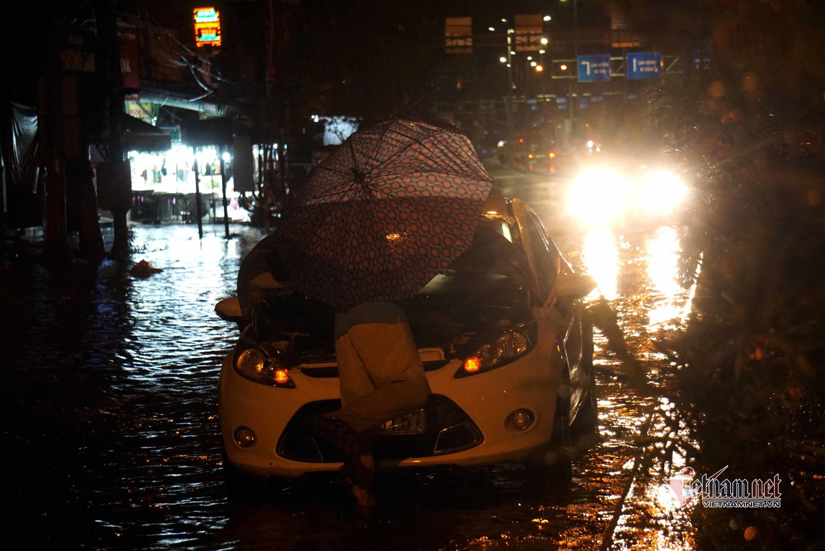 Mua xoi xa, duong pho Da Nang ngap sau, hang loat oto chet may trong dem-Hinh-4
