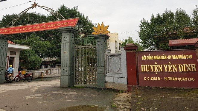 Theo kết quả điều tra xác minh ban đầu của cơ quan CSĐT: Trong 2 năm 2018-2019, với trách nhiệm là Phó Chủ tịch UBND huyện Yên Định, khi thực hiện công tác bồi thường giải phóng mặt bằng 2 dự án: Khu công viên quảng trường trung tâm huyện Yên Định và Khu dân cư số 01 thị trấn Quán Lào, huyện Yên Định, ông Hoàng Văn Phúc đã tham mưu cho Chủ tịch UBND huyện Yên Định ký các Quyết định phê duyệt mức hỗ trợ đền bù giải phóng mặt bằng sai quy định, gây thất thoát ngân sách cho Nhà nước số tiền hơn 8,8 tỉ đồng.