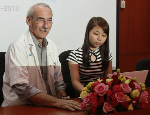 Bác sĩ Ung bướu Gerard Desvignes - Trưởng Khoa Ngoại Tổng Quát, Bệnh viện FV - trả lời câu hỏi của độc giả