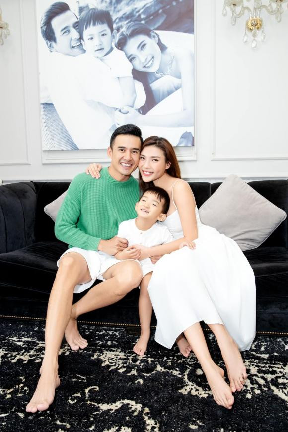  Lương Thế Thành - Thúy Diễm: Là một trong những cặp đôi hạnh phúc nhất nhì showbiz Việt, mọi động thái của Lương Thế Thành và Thúy Diễm đều khiến dân tình chú ý. Hậu kết hôn, cặp vợ chồng này đã hạ sinh được một nhóc tỳ siêu cưng tên Bảo Bảo. Dù đã yêu nhau được một khoảng thời gian khá dài, ở thời điểm hiện tại, cả hai vẫn thường xuyên "tung hứng" nhau trên mạng xã hội và thoải mái thể hiện tình cảm nơi đông người.