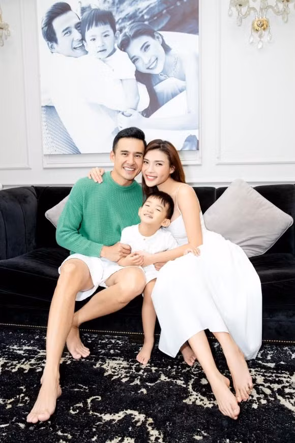  Lương Thế Thành - Thúy Diễm: Là một trong những cặp đôi hạnh phúc nhất nhì showbiz Việt, mọi động thái của Lương Thế Thành và Thúy Diễm đều khiến dân tình chú ý. Hậu kết hôn, cặp vợ chồng này đã hạ sinh được một nhóc tỳ siêu cưng tên Bảo Bảo. Dù đã yêu nhau được một khoảng thời gian khá dài, ở thời điểm hiện tại, cả hai vẫn thường xuyên "tung hứng" nhau trên mạng xã hội và thoải mái thể hiện tình cảm nơi đông người.