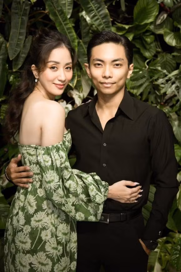  Khánh Thi - Phan Hiển: Một trong những cặp đôi "đũa lệch" hạnh phúc nhất Vbiz hiện nay chắc chắn là cặp vợ chồng kiện tướng đình đám Khánh Thi - Phan Hiển. Từng có khoảng thời gian vấp phải nhiều sự phản đối khi chính thức công khai yêu nhau, thế nhưng đến nay, Khánh Thi - Phan Hiển vẫn là cặp đôi khiến bao người phải trầm trồ ngưỡng mộ vì cuộc sống hôn nhân đầm ấm và viên mãn. Tuy nhiên, chuyện Phan Hiển được Khánh Thi phát lương lại khiến dân tình cười ngả nghiêng vì quá lầy lội.