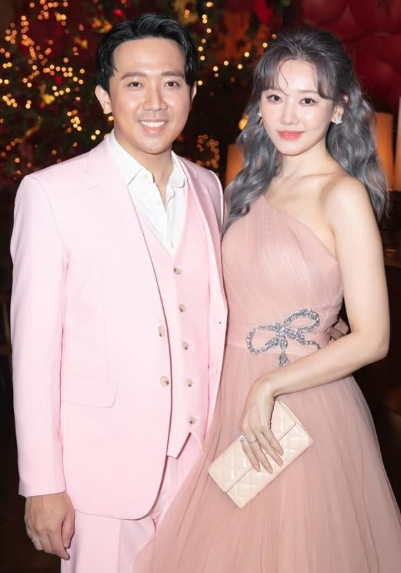 Trước đó, khi xuất hiện trong một chương trình truyền hình, Trấn Thành từng tiết lộ rằng Hari Won chu cấp cho anh mỗi ngày 2 triệu đồng tiền tiêu vặt. Đến lúc bà xã quên, anh phải ra đường mà không có lấy một xu dính túi, thậm chí phải vay mượn bạn bè dùng tạm. Dù bị quản lý tài chính chặt chẽ nhưng anh cũng cảm thấy hạnh phúc vì vợ là người biết tiết kiệm và luôn có tính cẩn trọng cao.