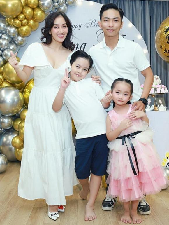 Vừa qua, Phan Hiển đã bất ngờ chia sẻ về việc được nhận "tiền lương" trong một tuần từ Khánh Thi. Dù ra sức năn nỉ, thế nhưng anh cũng không khiến vợ mình mủi lòng mà cho thêm tiền. Cụ thể, nam vũ công than thở: "Nóc nhà đi chơi, phát lương cho tôi 710 nghìn". Bất chấp việc ông xã dốc lòng xin xỏ, Khánh Thi thể hiện khả năng chi tiêu và tính toán đỉnh cao khiến chồng chỉ biết "cạn lời": "Sáng ăn cơm tấm hết 25 nghìn, trưa sẽ ăn bát gì đó khoảng 50 nghìn và cà phê chỉ có 14 nghìn mua ở vỉa hè, hoặc có thể thêm ly trà sữa ở ngay đầu đường thế là đủ rồi".