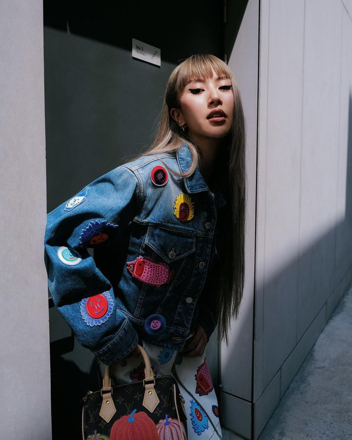 Từ chỉ Quỳnh Anh Shyn hất tóc, tạo dáng tự nhiên đến “mắng yêu” vì cô nàng thay đổi nhanh quá, Nam Phùng đều khiến người hâm mộ thích thú. Bởi sau những sự càu nhàu của anh là một bộ ảnh với toàn góc đẹp của Quỳnh Anh Shyn. Dẫu vậy, Quỳnh Anh Shyn vẫn là một cô bạn gái "khó chiều". Khi được hỏi về loạt ảnh hất tóc nhưng cô nàng cho biết tạo dáng liên tục, làm đi làm lại nhưng vẫn "không được tấm nào". Sự hài hước, thú vị và không ngại "cà khịa" nhau của cặp đôi này khiến dân tình thêm phần thích thú và ngưỡng mộ.