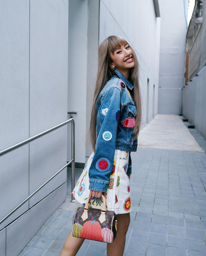 Vốn hay xuất hiện trong các khoảnh khắc đời thường cùng Quỳnh Anh Shyn nhưng dân tình nhận xét Nam Phùng hiếm khi nào bộc lộ tính cách quá nhiều. Tuy nhiên trong đoạn clip này, nam stylist khiến nhiều người bất ngờ, cho rằng anh chàng cũng khá “đanh đá” nhưng không kém phần nhiệt tình, lăn xả chỉnh dáng cho người yêu.