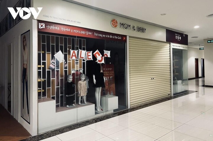 Một số cửa hàng thời trang đã đóng cửa nhưng vẫn còn đồ đạc và trang thiết bị chưa được chuyển đi.