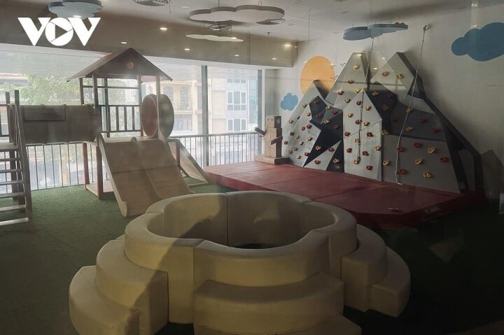 Khu vui chơi cho trẻ nhỏ không bóng người, để không lâu ngày.