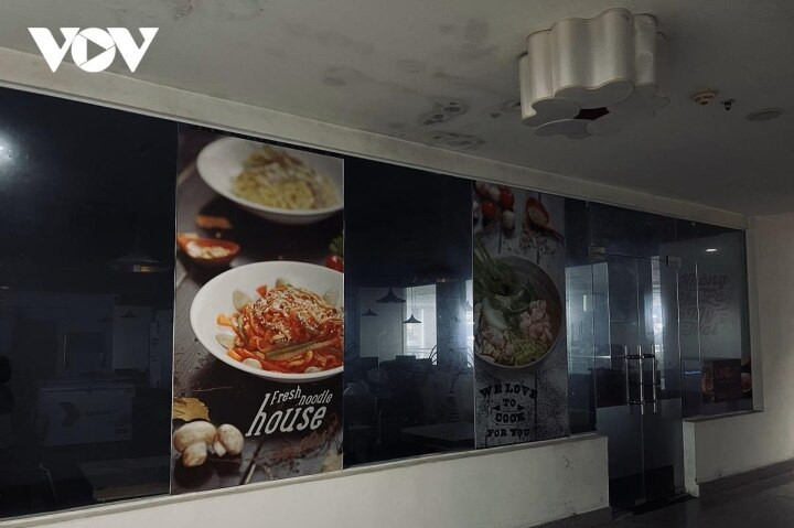 Một quán ăn bị bỏ không, bên trong vật dụng và trang thiết bị vẫn còn nguyên.