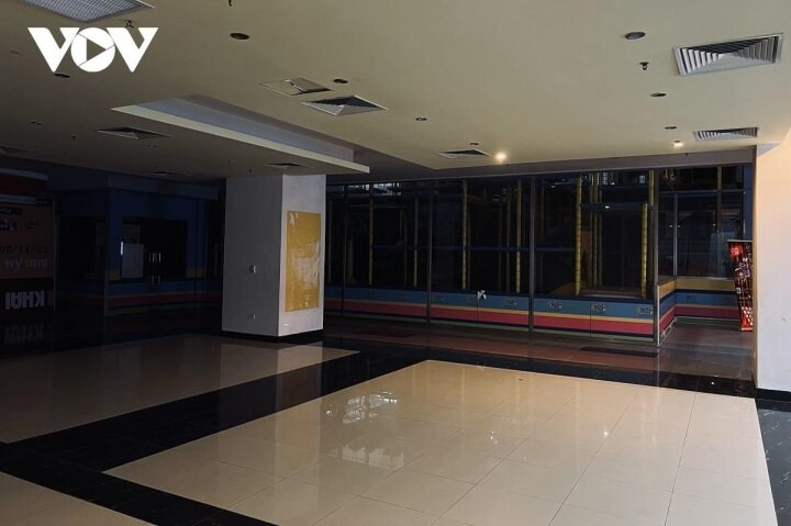 Khu vui chơi tắt đèn tối om.