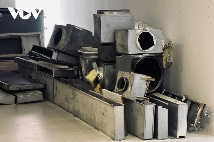 Các trang thiết bị hư hỏng chất đống trong trung tâm.