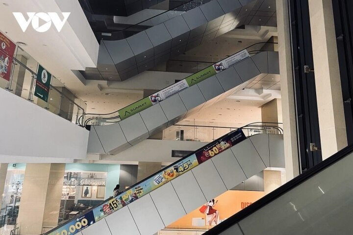 Trung tâm thương mại Discovery Complex (Cầu Giấy) có 8 tầng với các khu thời trang, nội thất, ẩm thực, vui chơi giải trí… riêng biệt.