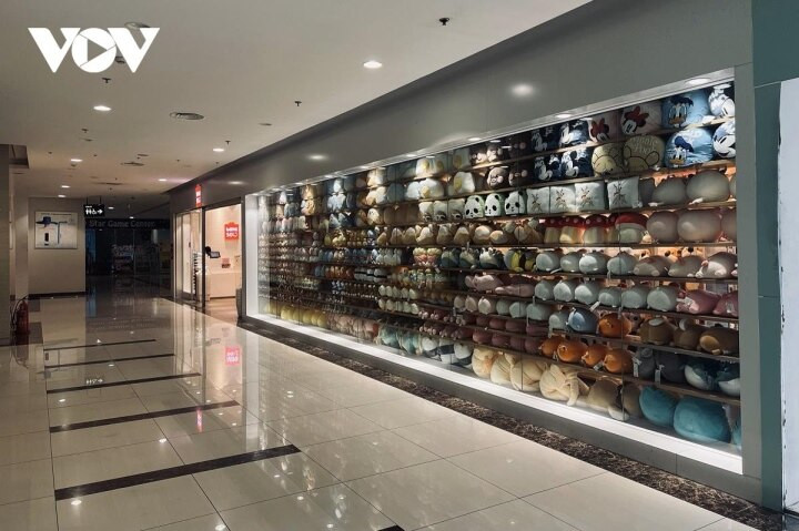 Việc đóng cửa của các cửa hàng lớn và thương hiệu nổi tiếng dẫn đến việc giảm sút đáng kể về lượng khách hàng đến thăm và mua sắm. Chỉ còn rải rác một số cửa hàng kinh doanh phụ kiện nhưng rất vắng khách.