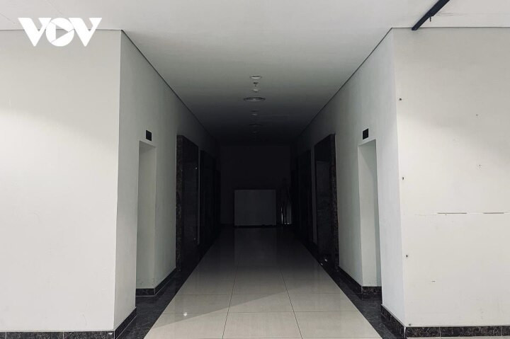 Cảnh hoang vắng của trung tâm thương bên trong tòa Discovery Complex (Cầu Giấy)