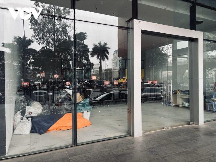 Theo ghi nhận của PV, hiện tại mặt bằng trong khu đẹp nhất, có mặt tiền giá cho thuê khoảng 50$/m2 nhưng đã bỏ không nhiều tháng qua.