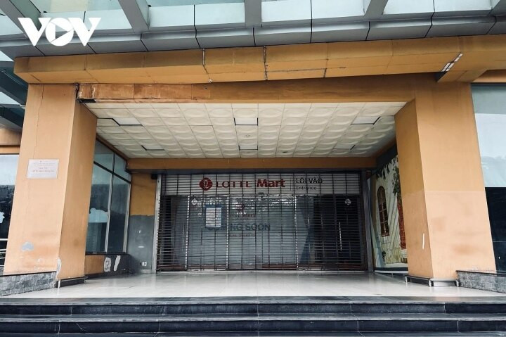 Nằm ở quận đông dân nhất Thủ đô, nhưng mặt bằng tại trung tâm thương mại Mipec Tower (Đống Đa) gần như không còn ai thuê.