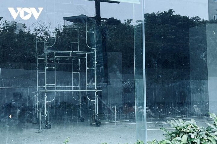 Theo bảo vệ tại trung tâm thương mại Mipec Tower (Đống Đa), hiện tại chủ đầu tư đang cho công nhân tu sửa, nâng cấp cơ sở vật chất.