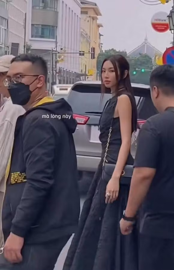 Dân tình khá thích thú khi ngắm được khoảnh khắc chân thật nhất từ nhan sắc, vóc dáng đến thần thái của nàng Hậu.