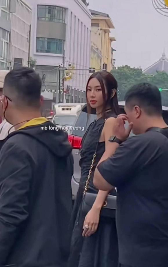 Trên mạng xã hội TikTok đã lan truyền hình ảnh của Hoa hậu Thùy Tiên. Cô cùng ê kíp đang di chuyển qua đường để đi dự sự kiện và vô tình lọt vào ống kính của team qua đường.
