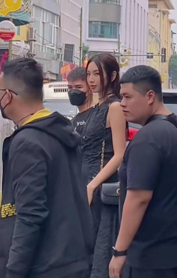 Trong ảnh, Thùy Tiên, diện cả trang phục tông đen. Cô buộc tóc phân nửa và để hai mái che khuôn mặt một cách vừa phải.