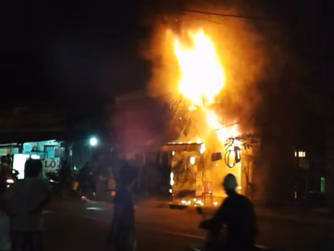 Hiện trường vụ cháy bao trùm căn nhà trọ