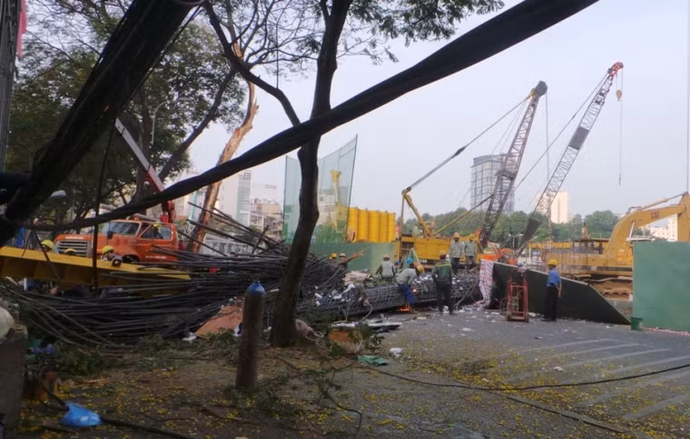 Đến chiều nay, hiện trường sự cố khối sắt khổng lồ nặng hàng chục tấn đang cẩu từ trên cao bị rơi xuống đất vẫn đang được các đơn vị liên quan giải quyết hậu quả