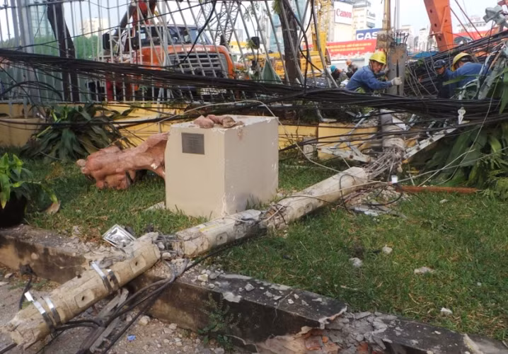 Nhiều trụ điện cũng bị gãy đỗ gây gián đoạn nguồn điện cũng như hệ thống thông tin liên lạc trên địa bàn