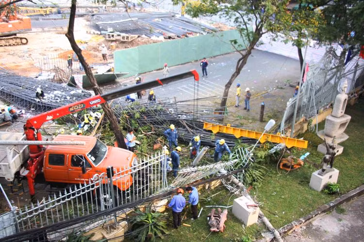 Trước đó, sáng sớm cùng ngày, tại công trình thi công tòa tháp The One (đối diện chợ Bến Thành, phường Nguyễn Thái Bình, quận 1, TP HCM), trong lúc công nhân đang sử dụng cần cẩu đưa khối sắt cây nặng hàng chục tấn lên tầng cao thì bất ngờ...