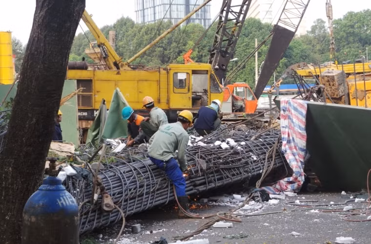 Cơ quan chức năng quận 1 cũng đến lập biên bản để có hướng xử lý. Sau đó công trình đã huy động lực lượng khắc phục sự cố. Bà Mã Thanh Cao, giám đốc bảo tàng Mỹ Thuật TP.HCM cho biết: "Tường rào có giá trị lịch sử và tượng đài "Chiến Thắng" ra đời hơn 30 năm trước đã bị hư hỏng, vỡ nát."