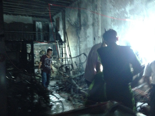 Toàn bộ căn nhà và tài sản bị thiêu rụi. Điều đau lòng là 2 mẹ con nạn nhân bị chết cháy thảm thương trên căn gác trong nhà