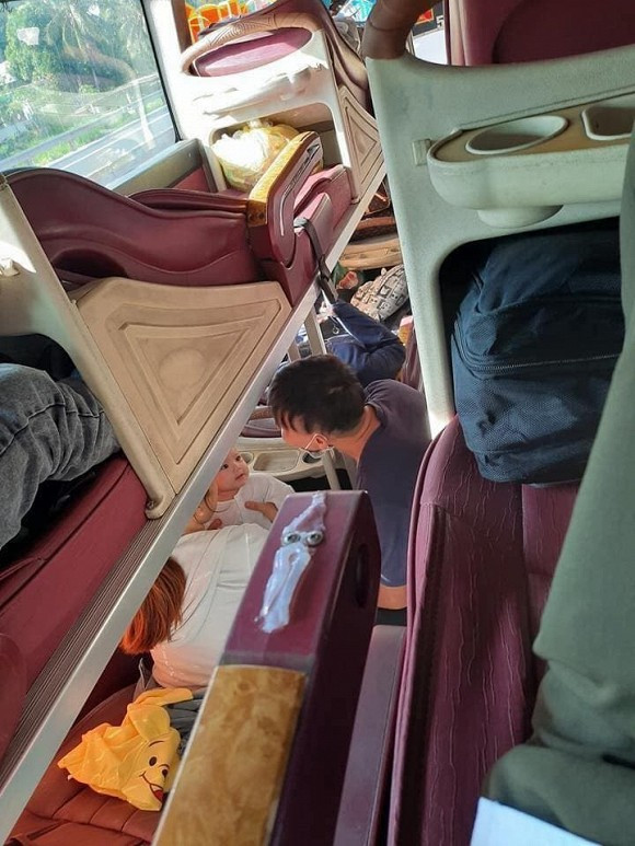 Ong bo nung con tren xe khach khien dan mang ran ran chia se