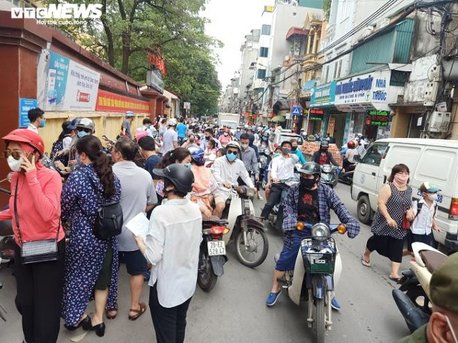 Quen quy dinh diem don tre, tac duong vi phu huynh nhao nhac tim con