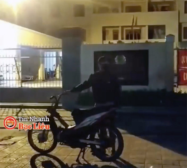 Video: Thieu nien dung xe truoc Phong CSGT roi ru ga, net po inh oi