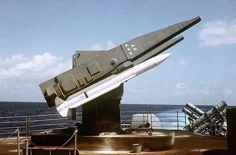 Bệ phóng kiểu Mk26 trên tàu tuần dương Ticonderoga đời đầu.