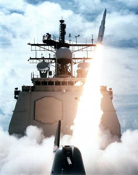 USS Vincenne phóng tên lửa đối không SM-2.