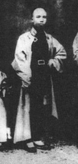 Cái chết của ông tượng trưng cho sự thất bại trong việc duy tân của triều đình nhà Thanh. Trước khi chết, ông ngâm một bài thơ, trong đó hai câu cuối cực kì bi hùng: Ngã tự hoàng đao hướng thiên tiếu/ Khứ lưu can đảm lưỡng Côn Lôn. Tạm dịch: Ta tự vung đao nhìn trời mà cười/ Lưu lại gan mật cho hai ngọn Côn Lôn.