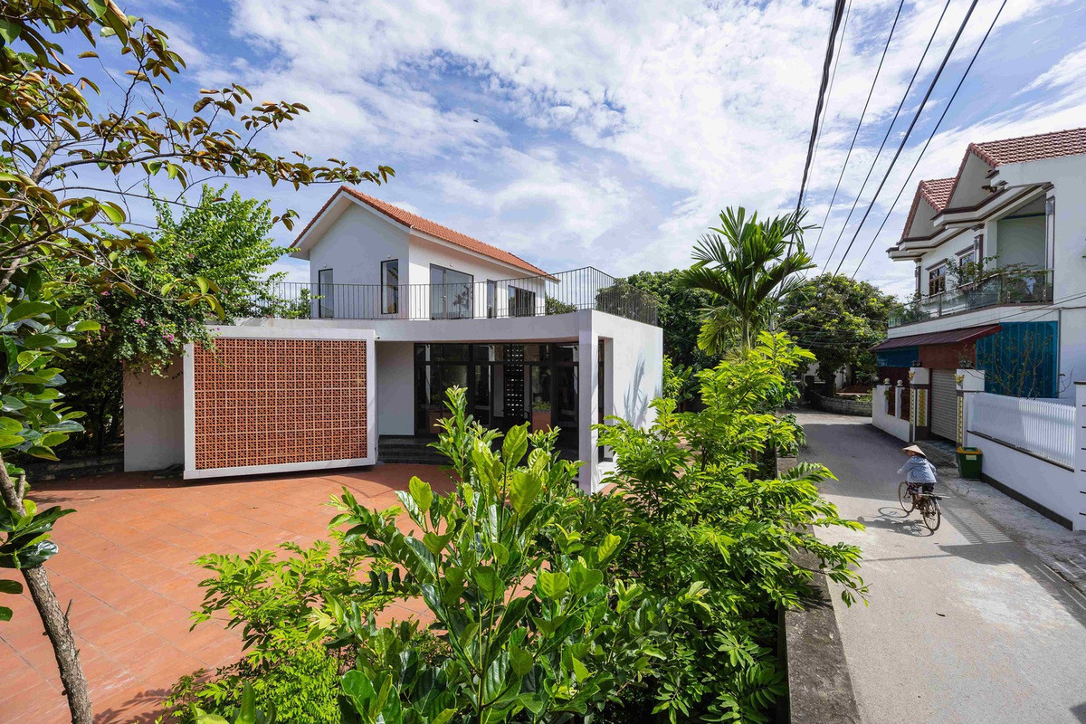 Khu vườn được thiết kế theo mô hình zíc zắc tích hợp vào không gian ngôi nhà, tạo ra sự lưu thông liên tục giữa trong nhà và ngoài trời, đồng thời điều hòa gió và ánh sáng.