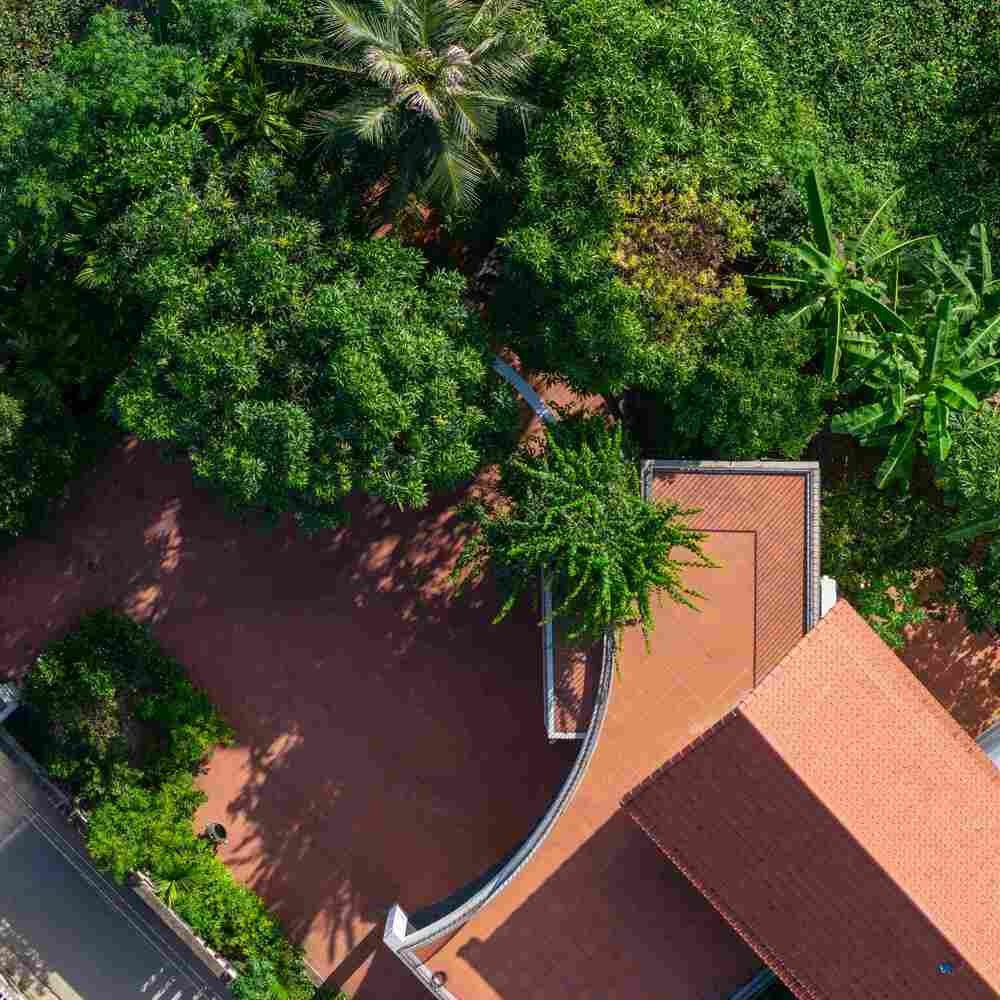 Với mẫu nhà này, kiến trúc sư sử dụng phương pháp thiết kế nhằm mục đích phục hồi các không gian công cộng truyền thống của ngôi nhà nông thôn như sân, vườn và hiên nhà.