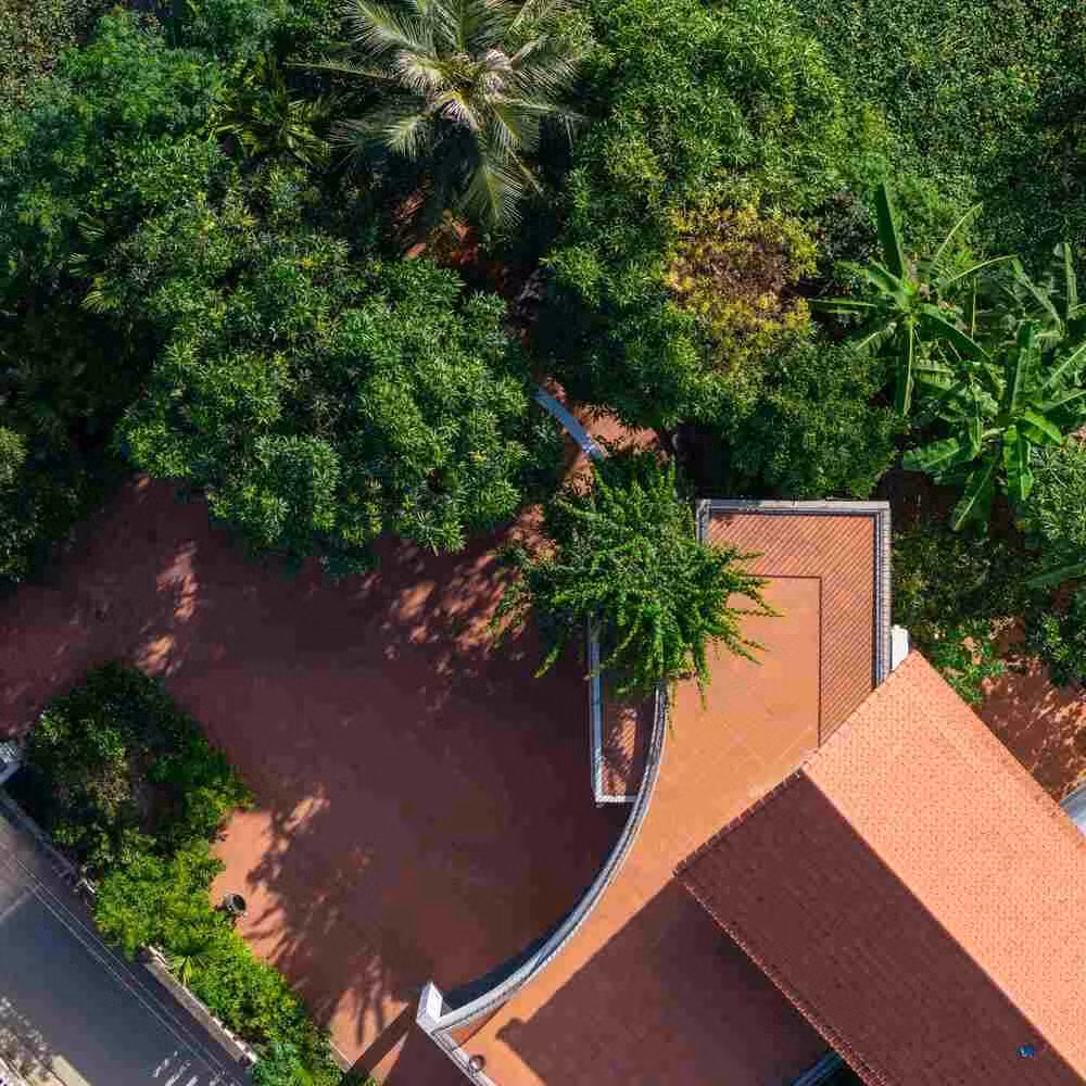 Với mẫu nhà này, kiến trúc sư sử dụng phương pháp thiết kế nhằm mục đích phục hồi các không gian công cộng truyền thống của ngôi nhà nông thôn như sân, vườn và hiên nhà.