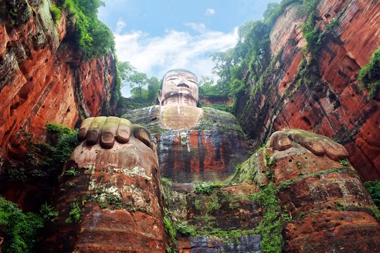 Tượng Phật khổng lồ ở Leshan, Trung Quốc.