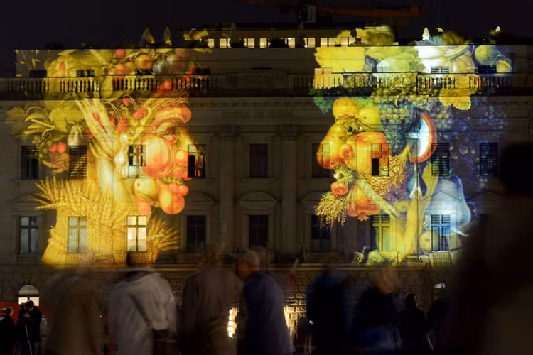 Khách sạn Rome (Hotel de Rome) nổi tiếng cũng có diện mạo hoàn toàn mới, với hai tác phẩm nổi tiếng của Giuseppe Arcimboldo được "vẽ" bằng ánh sáng.