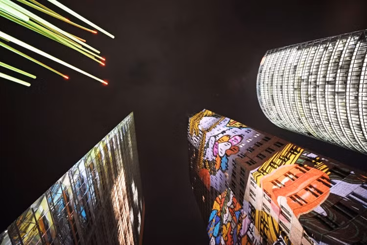 Lễ hội ánh sáng Berlin thường diễn ra trong tháng 10, với một loạt các biểu tượng, công trình kiến trúc và quảng trường nổi tiếng được chiếu sáng và có diện mạo hoàn toàn mới. Trong ảnh là Quảng trường Postdam (Postdamer Platz)