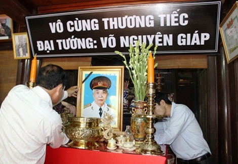 Bàn thờ Đại tướng Võ Nguyên Giáp.