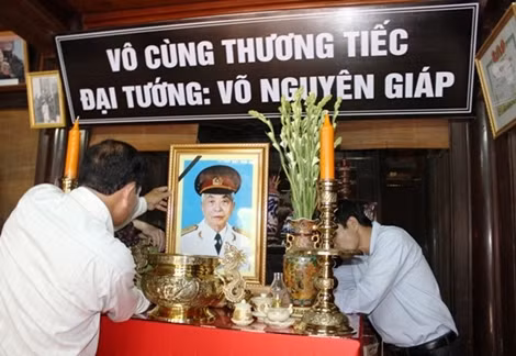 Bàn thờ Đại tướng Võ Nguyên Giáp.