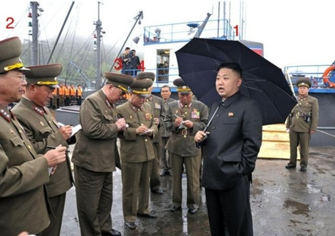 Nhà lãnh đạo trẻ Kim Jong-un thể hiện quyền uy đối với quân đội.