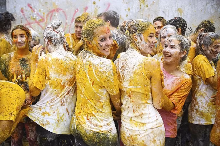 Nữ sinh viên y khoa năm thứ nhất bị cacsinh viên lớp trên phun vào người nước sốt, chất lỏng, bột và trứng trong một lễ hội truyền thống hàng năm ở Granada.