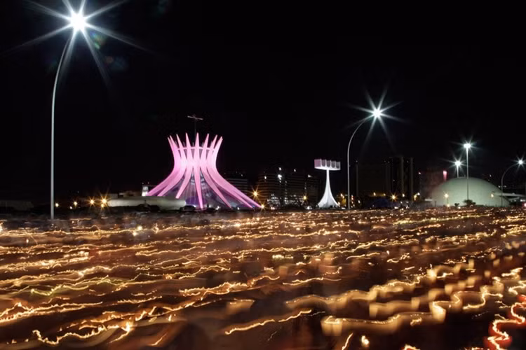 Lễ rước nến tôn vinh Đức mẹ Aparecida trước cửa Nhà thờ Brasilia, Brazil.